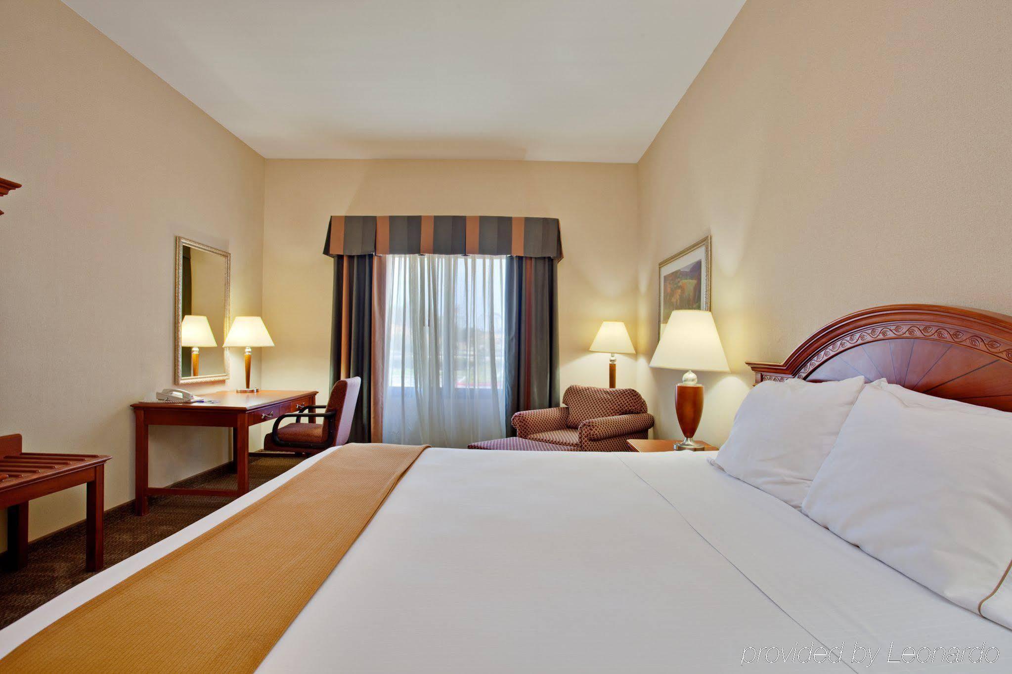 Western Valencia/six Flags Inn&suites Hotel